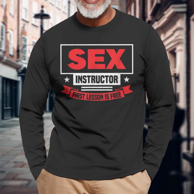 セックスインストラクター初レッスンは無料です-面白いバチェロレッテ 長袖Tシャツ 高齢者への贈り物