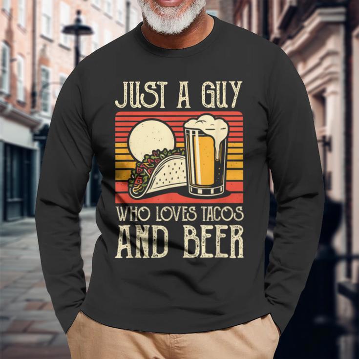 タコスとビールを飲む食品愛好家が大好きな男 長袖Tシャツ 高齢者への贈り物