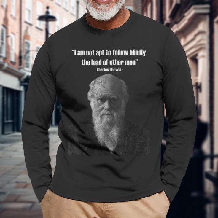 チャールズ・ダーウィンの名言 長袖Tシャツ 高齢者への贈り物