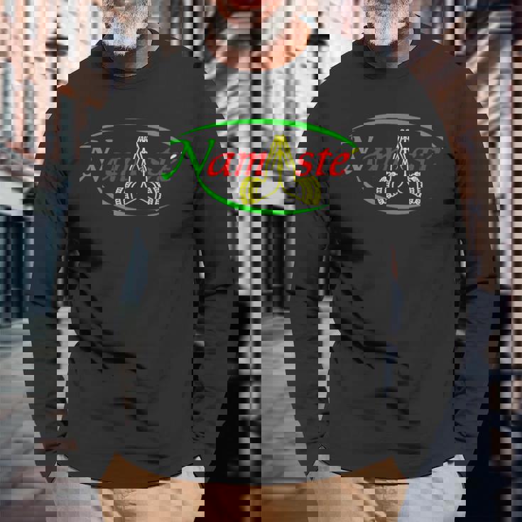 ナマステとラスタカラーヨガ。 長袖Tシャツ 高齢者への贈り物