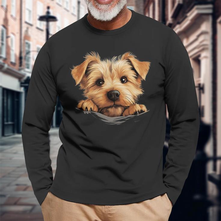 ノーフォークテリア 犬 ママ パパ 覗き見 子犬 長袖Tシャツ 高齢者への贈り物