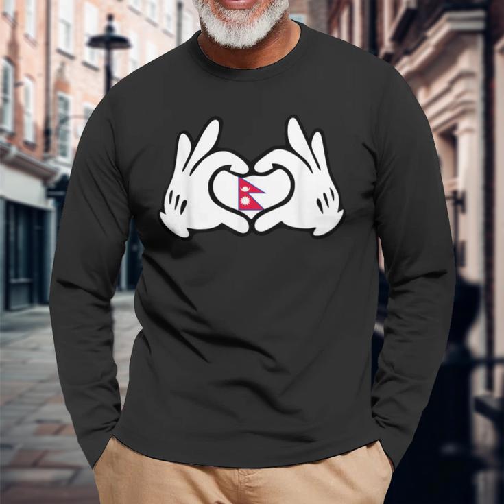 ハートを形作る漫画の手 ネパール国旗 長袖Tシャツ 高齢者への贈り物
