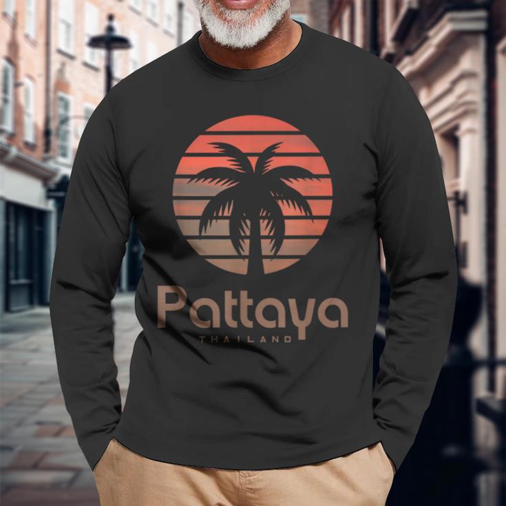 パタヤ タイ 長袖Tシャツ 高齢者への贈り物