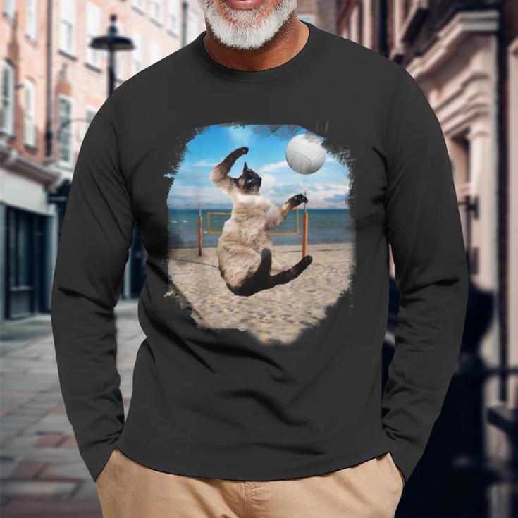 ビーチバレーボールをするシャム猫 長袖Tシャツ 高齢者への贈り物