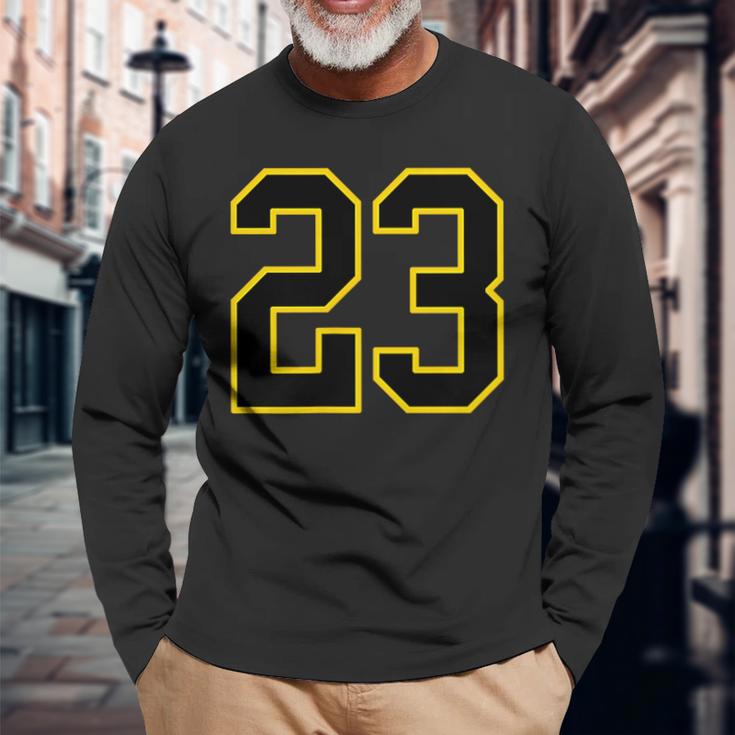 ブラックとイエローのカレッジスポーツスタイルの23番。 長袖Tシャツ 高齢者への贈り物