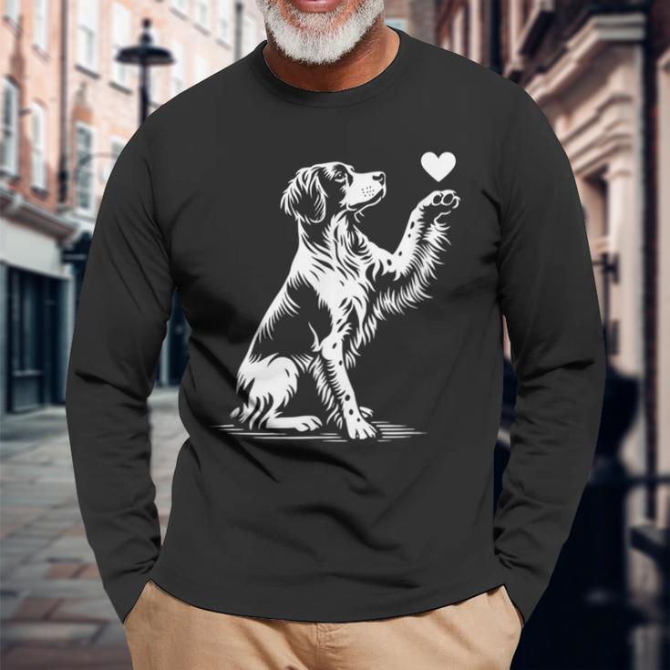 ブリタニー スパニエル お座り犬の心愛のグラフィック デザイン 長袖Tシャツ 高齢者への贈り物