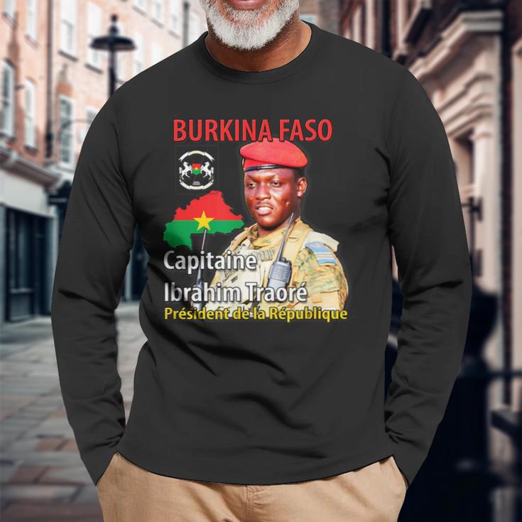 ブルキナファソ キャプテンイブラヒム・トラオレ 大統領 長袖Tシャツ 高齢者への贈り物