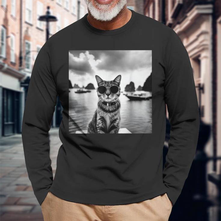 ベトナムのハロン湾でサングラスをかけた猫 長袖Tシャツ 高齢者への贈り物