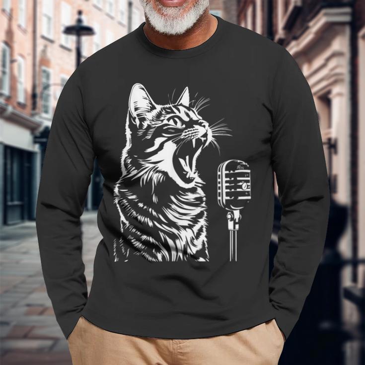マイクで歌う猫 猫歌手 長袖Tシャツ 高齢者への贈り物