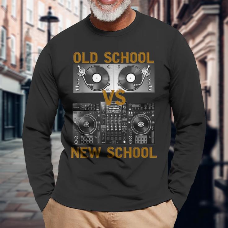 ミュージックdjs オールドスクールvs ニュースクールターンテーブル 長袖Tシャツ 高齢者への贈り物