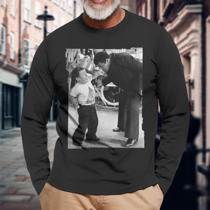 モハメド・アリとケニー・ベイカーのファイトシーンバラエティ番組1979 長袖Tシャツ 高齢者への贈り物
