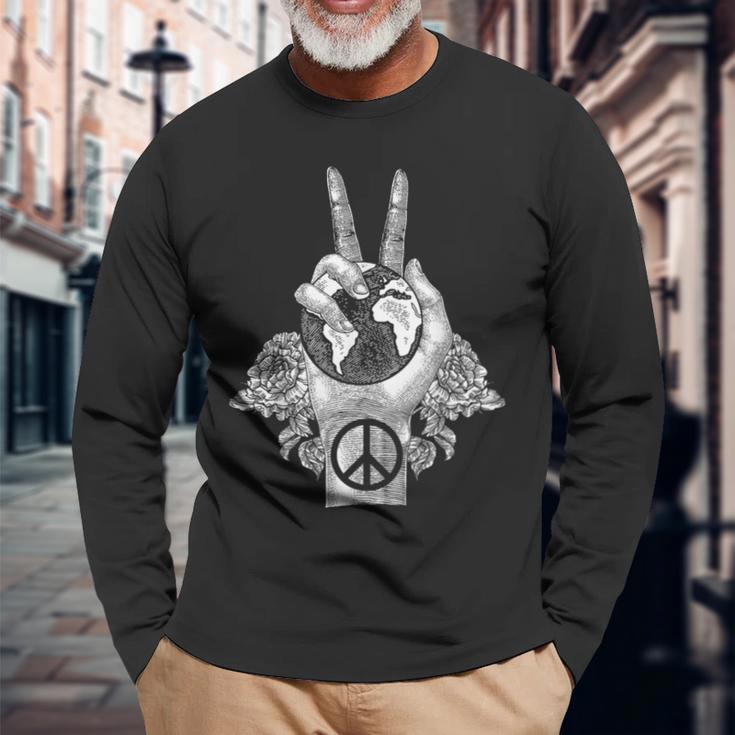 ワールドピース アースデイ セレブレーション ピースサイン ハンドジェスチャー 長袖Tシャツ 高齢者への贈り物