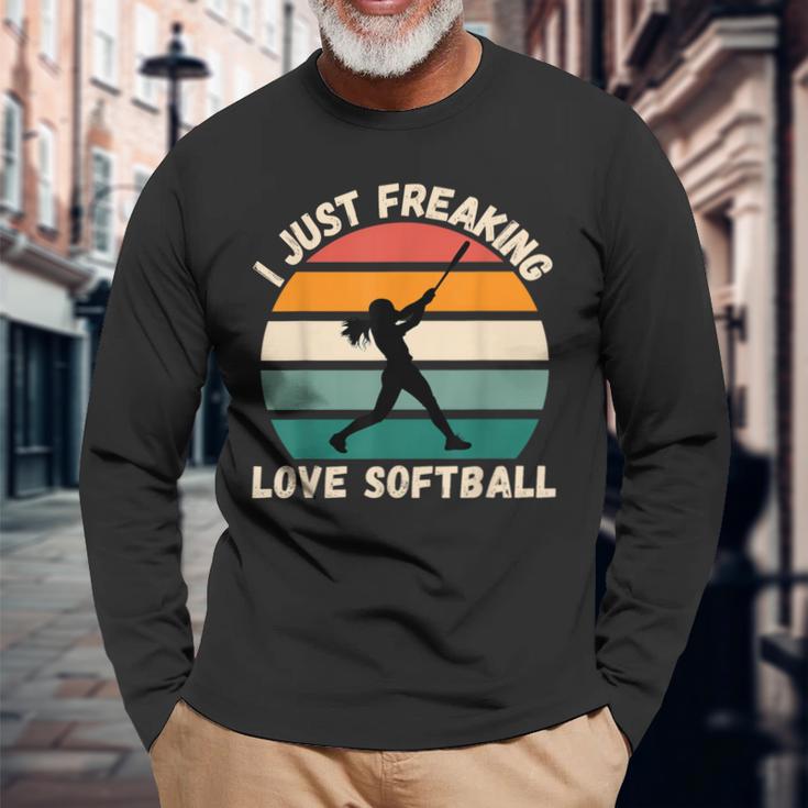 ヴィンテージソフトボール I Just Freaking Love ソフトボール愛好家 長袖Tシャツ 高齢者への贈り物