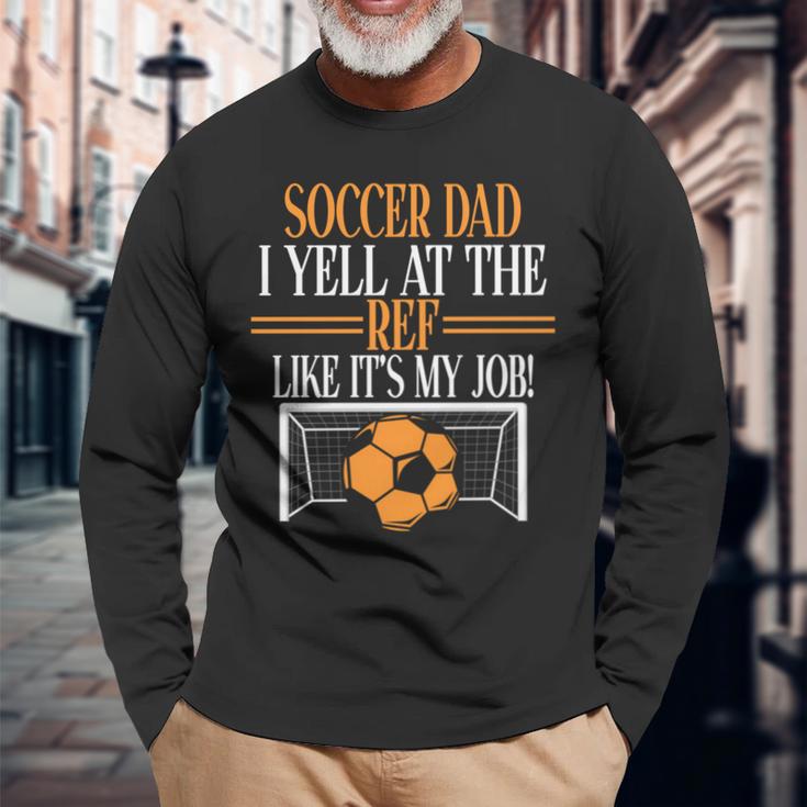 審判に自分の仕事みたいに怒鳴るよ。サッカーパパ。 長袖tシャツ 長袖Tシャツ 高齢者への贈り物