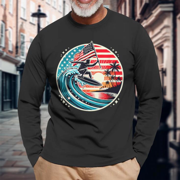最高のサーフグラフィック アメリカ国旗 サーフィン サーフボード バケーション 長袖Tシャツ 高齢者への贈り物