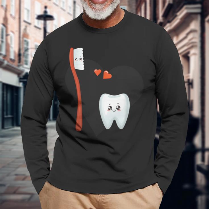 歯ブラシと歯のかわいいイラスト 長袖Tシャツ 高齢者への贈り物