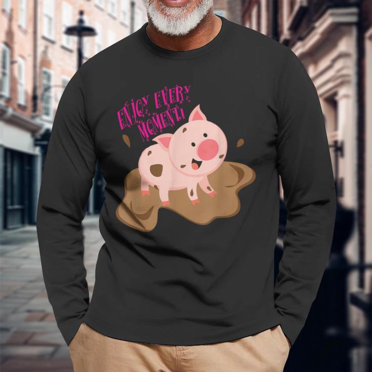 泥遊びをする子豚 すべての瞬間を楽しみましょう！ 長袖Tシャツ 高齢者への贈り物