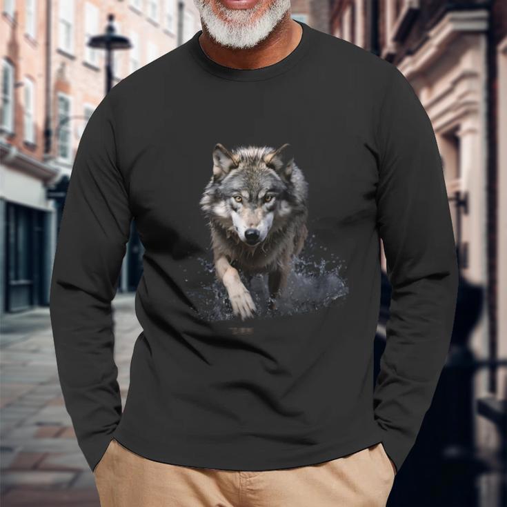 灰色のオオカミ 川を渡る オオカミ 野生動物 長袖Tシャツ 高齢者への贈り物