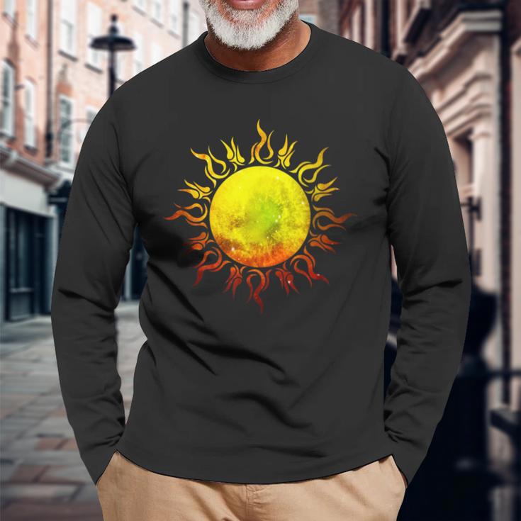 燃える太陽 トライバル タトゥー 宇宙 宇宙 長袖Tシャツ 高齢者への贈り物