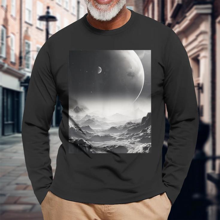白黒写真 火星月&宇宙写真 長袖Tシャツ 高齢者への贈り物