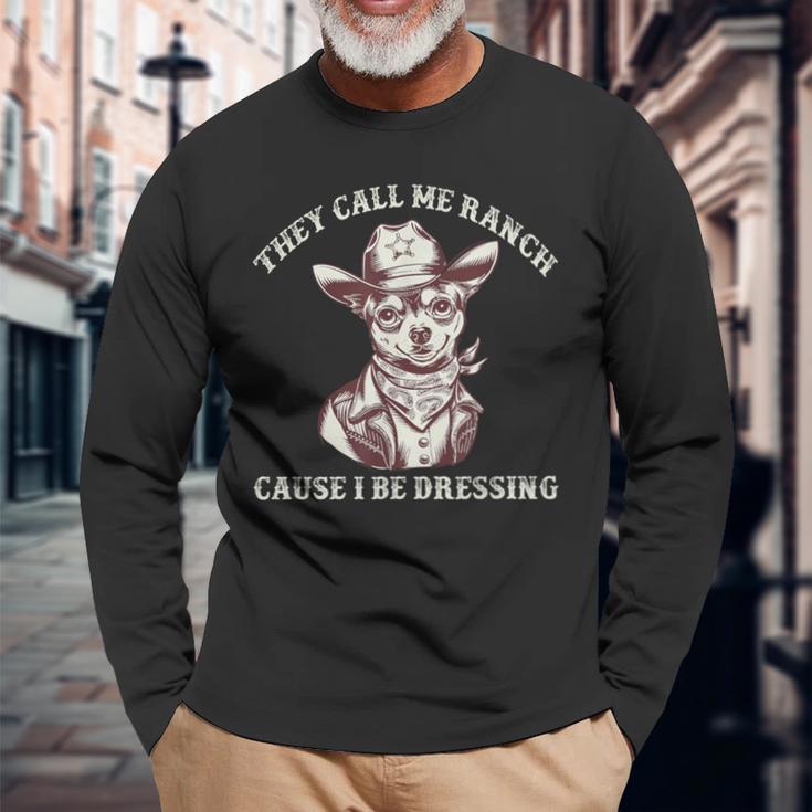 私がおもしろい犬にカウボーイの格好をしているから牧場って呼ばれてる 長袖Tシャツ 高齢者への贈り物