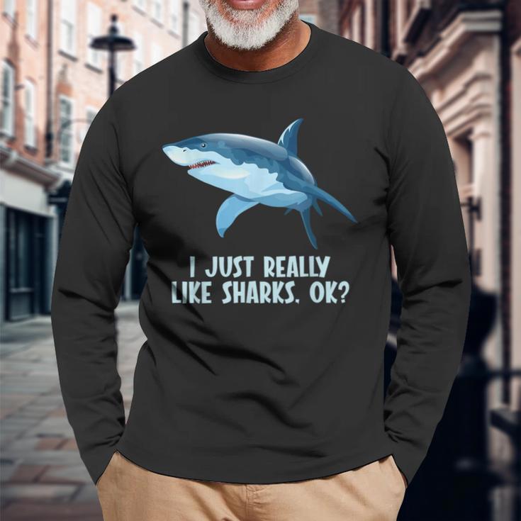 私は本当にサメが好きです 長袖Tシャツ 高齢者への贈り物