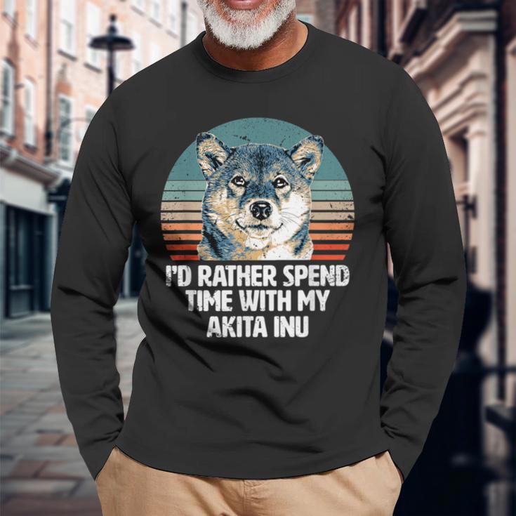 秋田犬と時間を過ごしたい 面白い秋田犬。 長袖Tシャツ 高齢者への贈り物