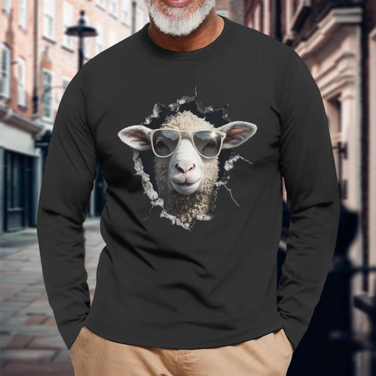 羊が穴から覗いています 農夫 羊飼い 飼い Coolheep Portrait 長袖Tシャツ 高齢者への贈り物
