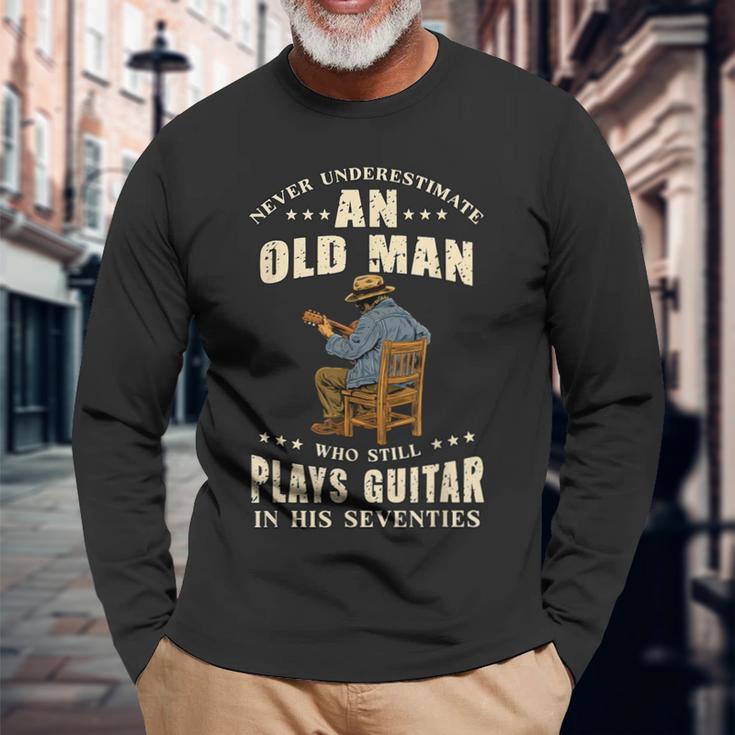 老人はギターを弾く セブンティーズ・ギタリストを過小評価するな 長袖Tシャツ 高齢者への贈り物