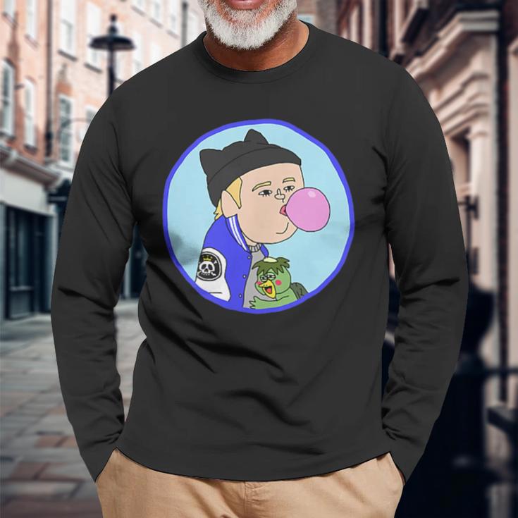 耳付きニットキャップを被った青年 河童の子を抱きながらガムを膨らます 長袖Tシャツ 高齢者への贈り物