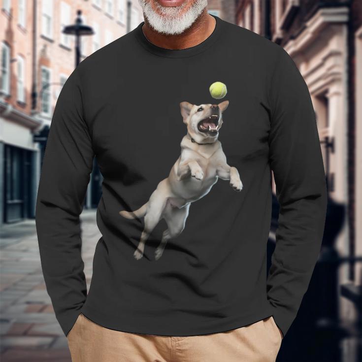 遊び心のあるラブラドールレトリーバー フェッチ 追いかけてテニスボール 長袖Tシャツ 高齢者への贈り物