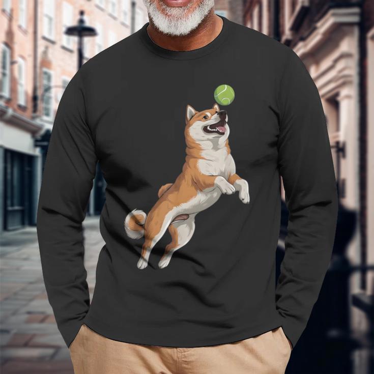 遊び心のある柴犬フェッチ追いかけテニスボール 長袖Tシャツ 高齢者への贈り物