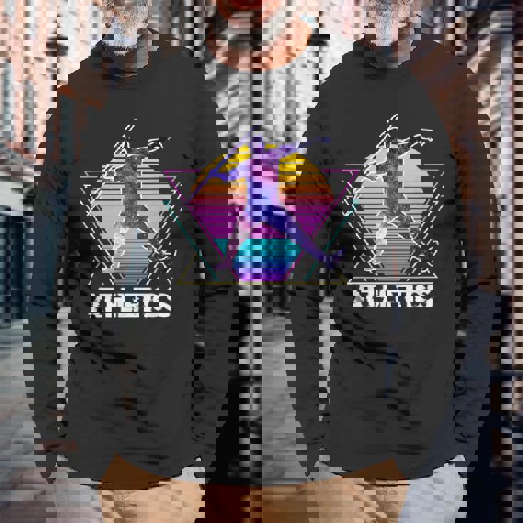 陸上競技 やり投げ スポーツ レトロ ヴィンテージaporwave 90 年代 長袖Tシャツ 高齢者への贈り物