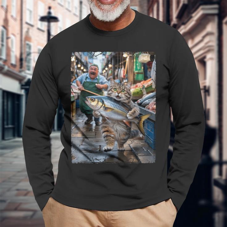 面白い猫が市場で魚を盗む猫好きの楽しみ。 長袖Tシャツ 高齢者への贈り物