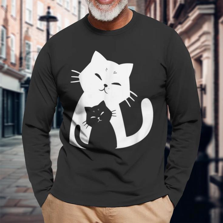 黒猫と白猫 長袖Tシャツ 高齢者への贈り物