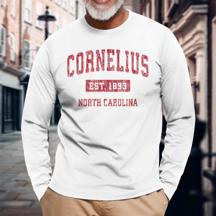 Cornelius North Carolina Nc ビンテージスポーツデザイン レッドデザイン 長袖Tシャツ 高齢者への贈り物