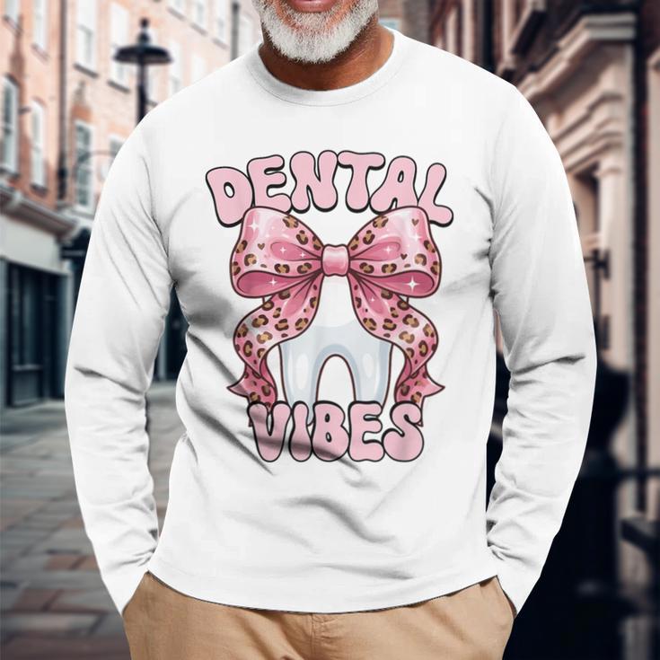 Dentalibes 歯 ピンク ヒョウ柄 弓 歯科医 長袖Tシャツ 高齢者への贈り物