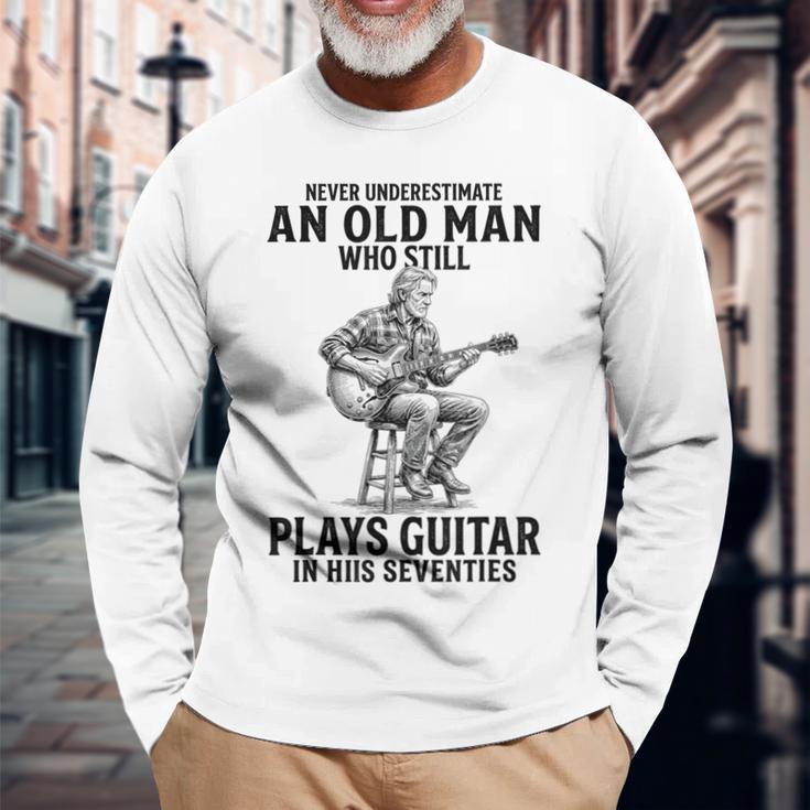 Never Underestimate An Old Man Who Who Guitar 長袖Tシャツ 高齢者への贈り物