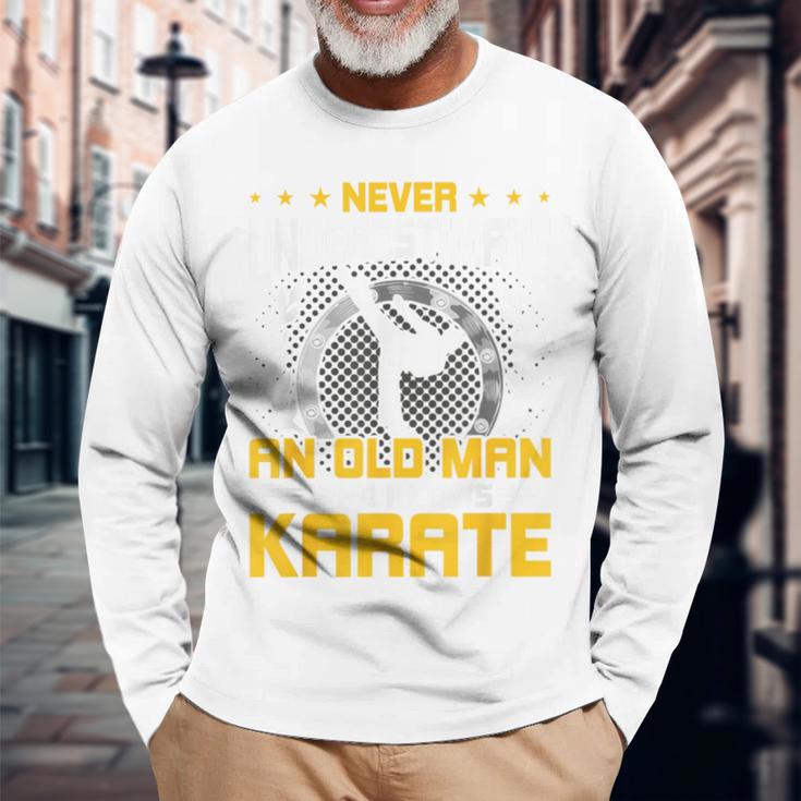 Never Underestimate An Old Man Who Know Karate 長袖Tシャツ 高齢者への贈り物