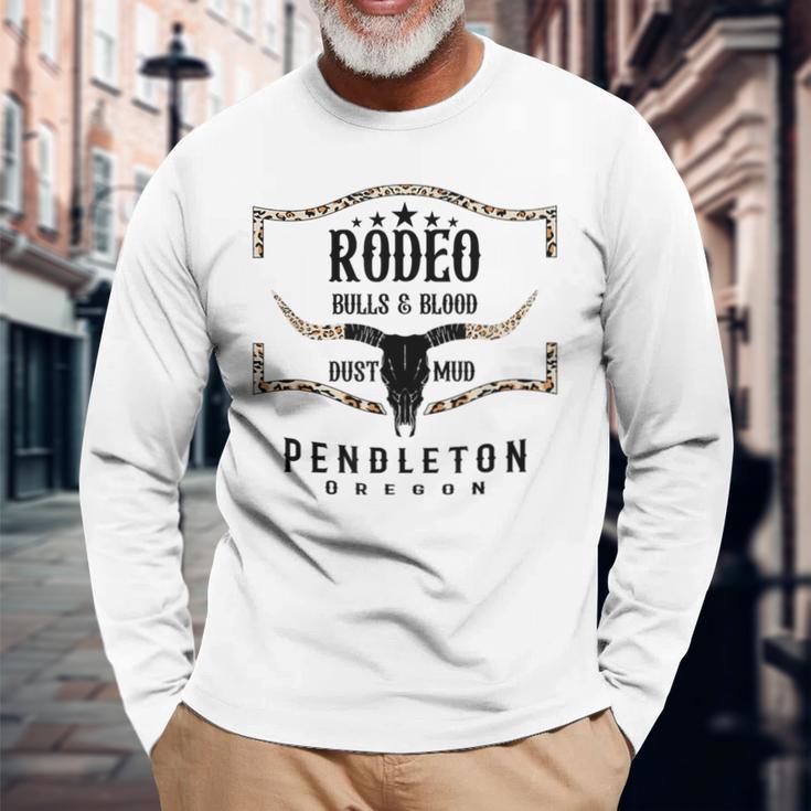 オレゴン州ペンドルトン-ロデオブルズ＆ブラッド、ダスト＆マッド 長袖Tシャツ 高齢者への贈り物
