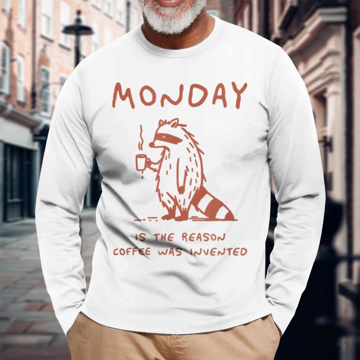 コーヒーが発明された理由は月曜日 少し憂鬱なアライグマ 長袖Tシャツ 高齢者への贈り物