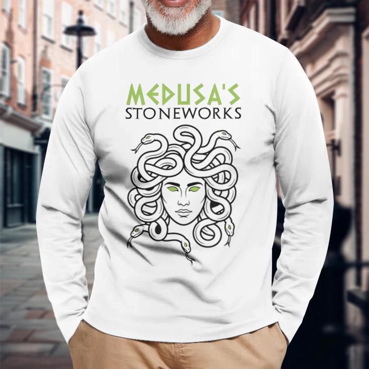 メドゥーサの石造物 面白いギリシャ神話 長袖Tシャツ 高齢者への贈り物