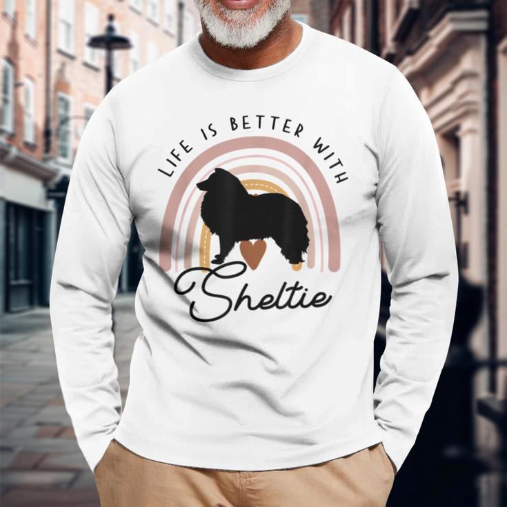 ライフ・イズ・ベターシェットランド・シープドッグ・シェルティ・レインボー・ドッグ・マム 長袖Tシャツ 高齢者への贈り物