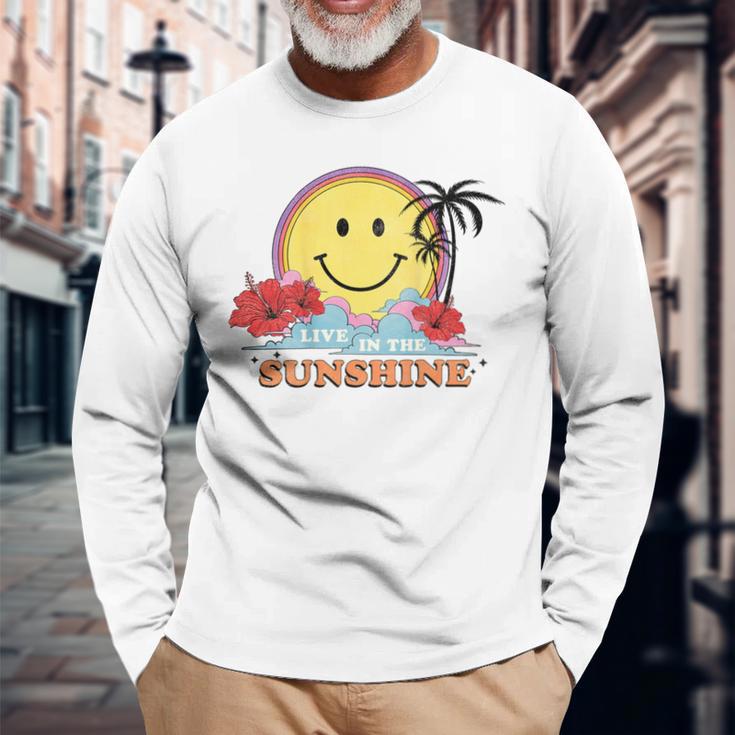 レトロなハッピーフェイス ハイビスカス ヤシの木「太陽に生きる」ビーチ 長袖Tシャツ 高齢者への贈り物