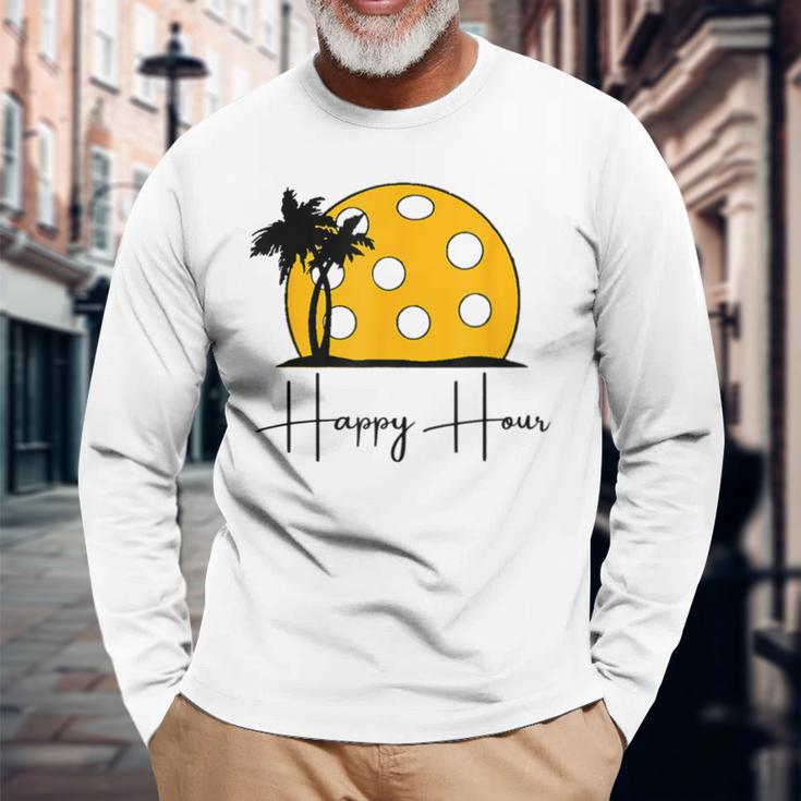 楽しいピックルボールシャツ、Happy Hour、大きなピックルボールの夕日。 長袖Tシャツ 高齢者への贈り物