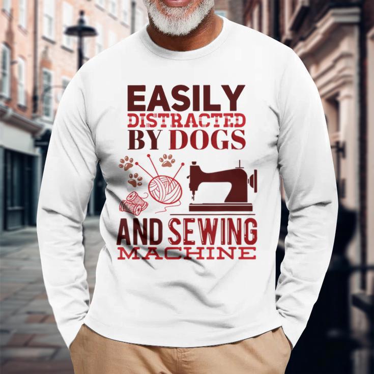 犬やミシンに気を取られやすい おもしろ裁縫 長袖Tシャツ 高齢者への贈り物