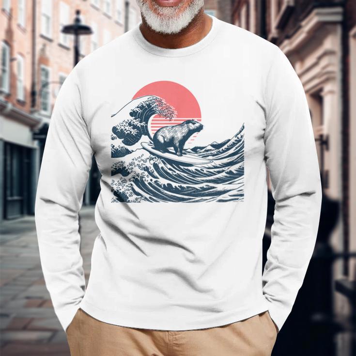 神奈川沖のビッグウェーブでサーフィンをするサーファーのカピバラ 長袖Tシャツ 高齢者への贈り物