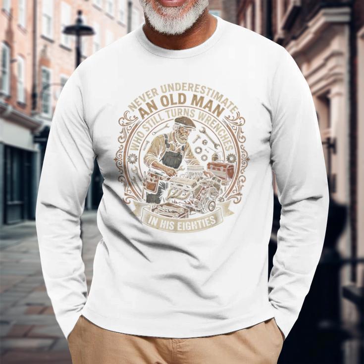 老人はレンチを回す 彼の 80年代 ヴィンテージ メカニック 長袖Tシャツ 高齢者への贈り物