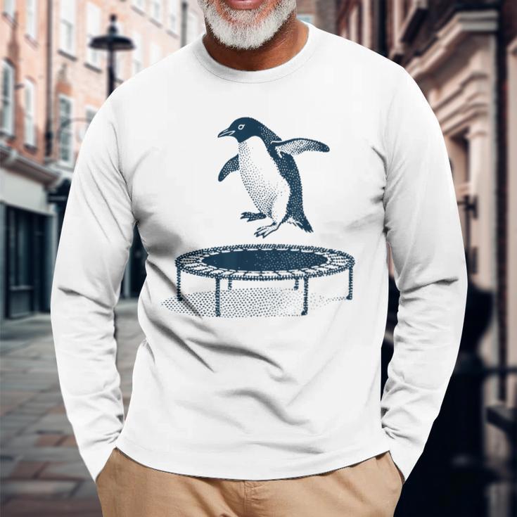 面白いペンギンがトランポリンでジャンプ 長袖Tシャツ 高齢者への贈り物