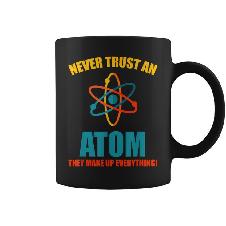 Never Trust An Atom グラフィック皮肉tシャツ コーヒーマグ